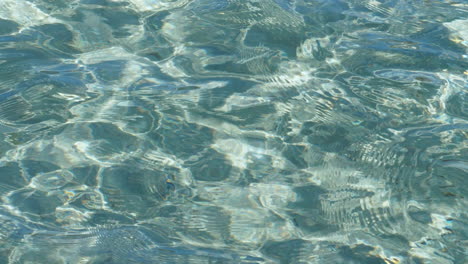 Blaues-Wasser,-Klarer-Türkisfarbener-Weißer-Sand,-Mittelmeer,-Frankreich